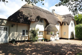 Beautiful Character 5 Bedroom Dorset Thatched Cottage - Great Location - Garden - Parking - Netflix - Fast WiFi - Smart TV - Newly decorated - sleeps up to 10! Only 18 mins drive to Sandbanks Beach! C